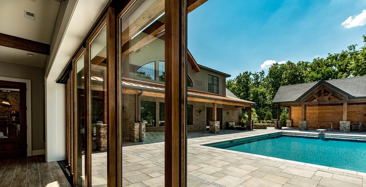 Piscina de una urbanizacion rodeada de casa