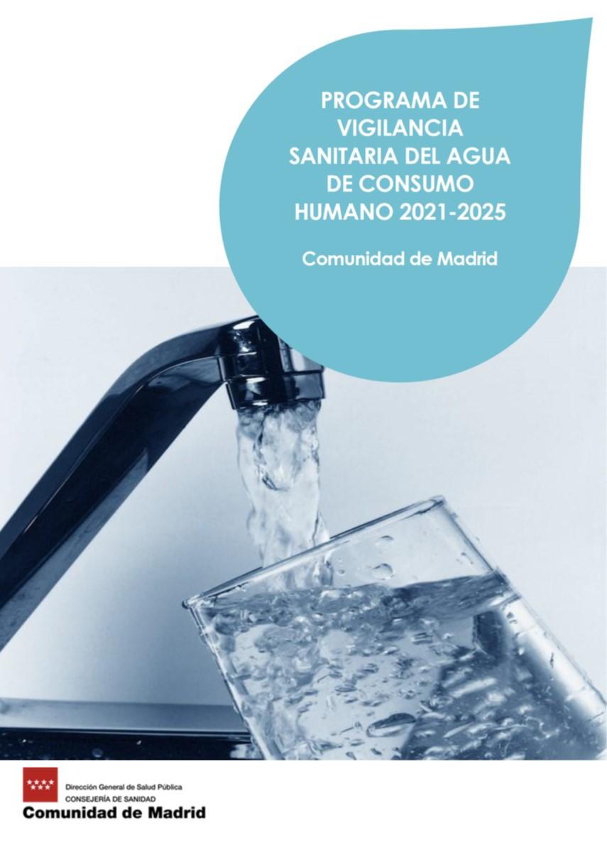 Un grifo llenando un vaso con agua