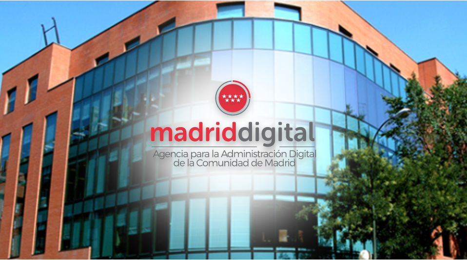 Montaje de una imagen del edifico de Madrid Digital con el logo superpuesto