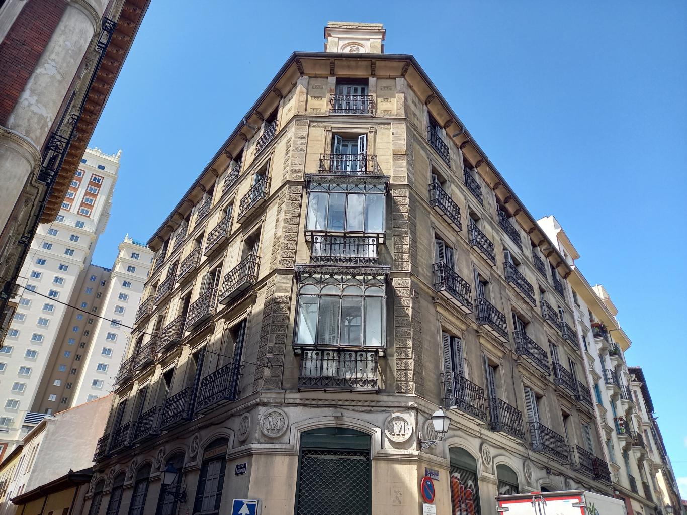 fachada edificio con 5 pisos y dos balcones cubiertos Vista desde la esquina