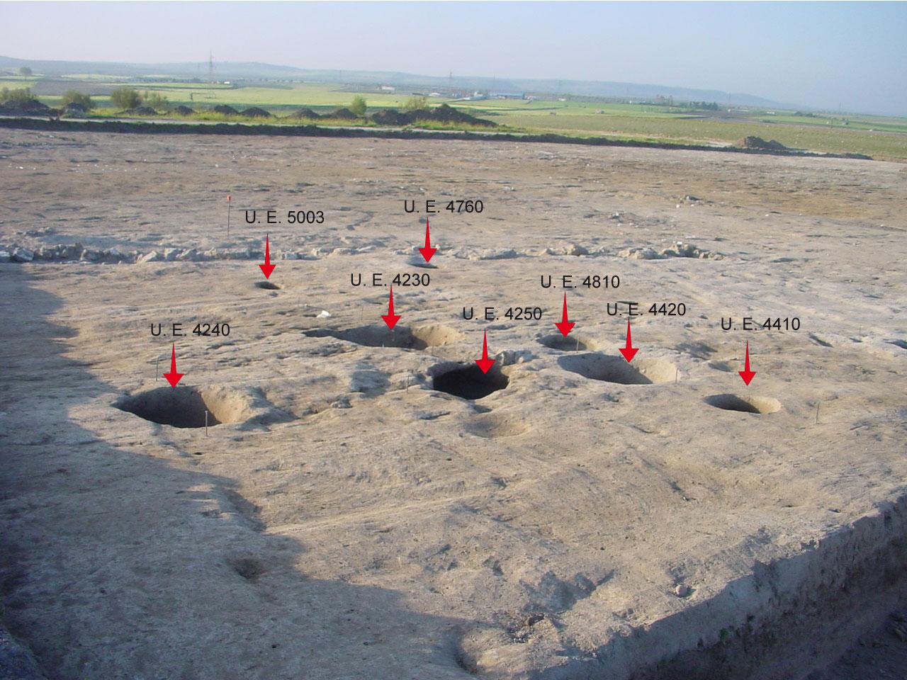 Imagen de El Baldío de vista del yacimiento con fosas excavadas