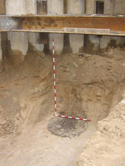 Imagen de pozo colmatado de la excavación arqueológica en la calle Santiago 5