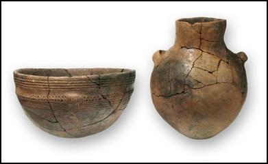 Cuenco y botella del periodo Neolítico de Casa Montero Imagen Cuenco y botella del periodo Neolítico de Casa Montero