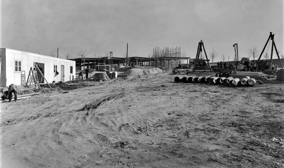 Imagen de la construcción de diversos pabellones para la IV Feria Internacional del Campo