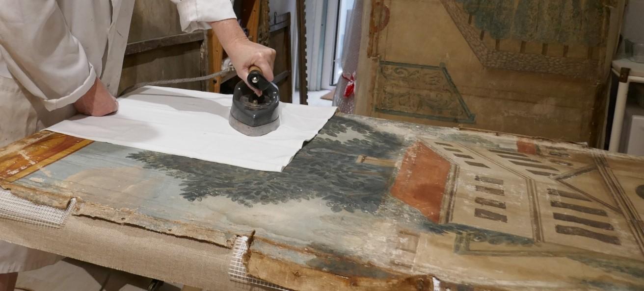 Planchado de uno de los lienzos durante la restauración