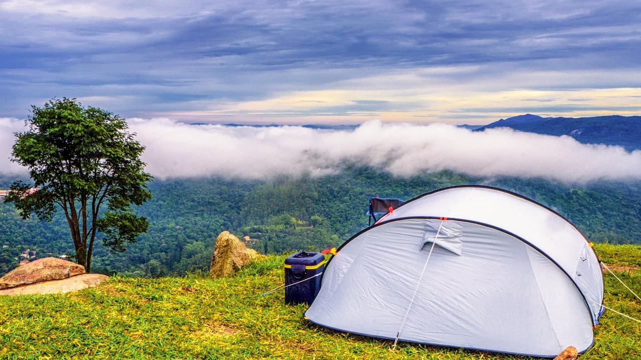 tienda campaña en medio del paisaje espectacular de montaña