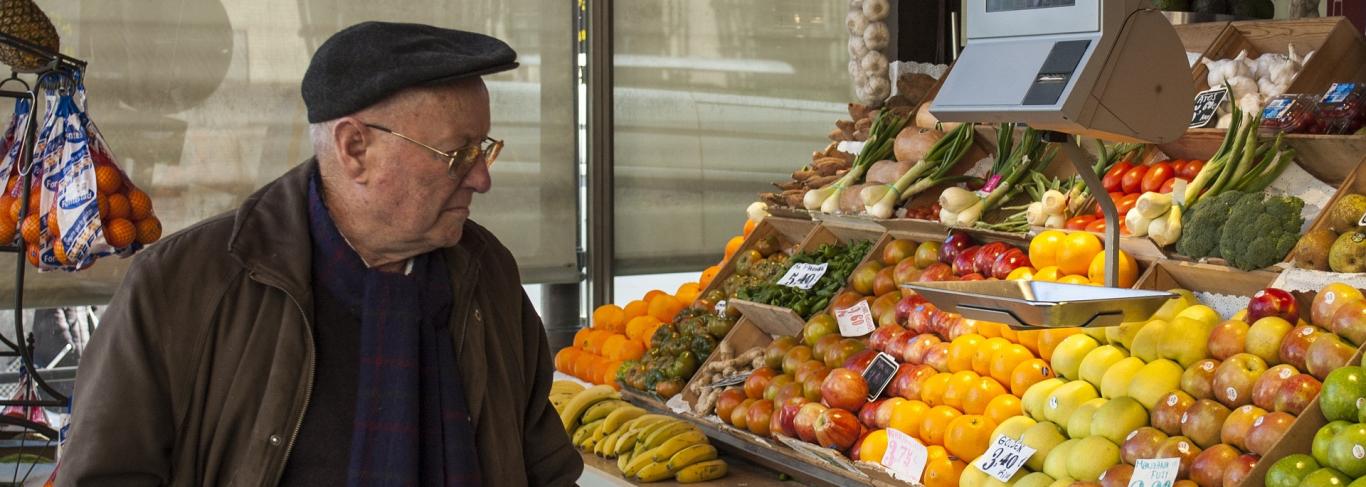 Señor mayor comprando en un puesto de fruta Señor mayor comprando en un puesto de fruta