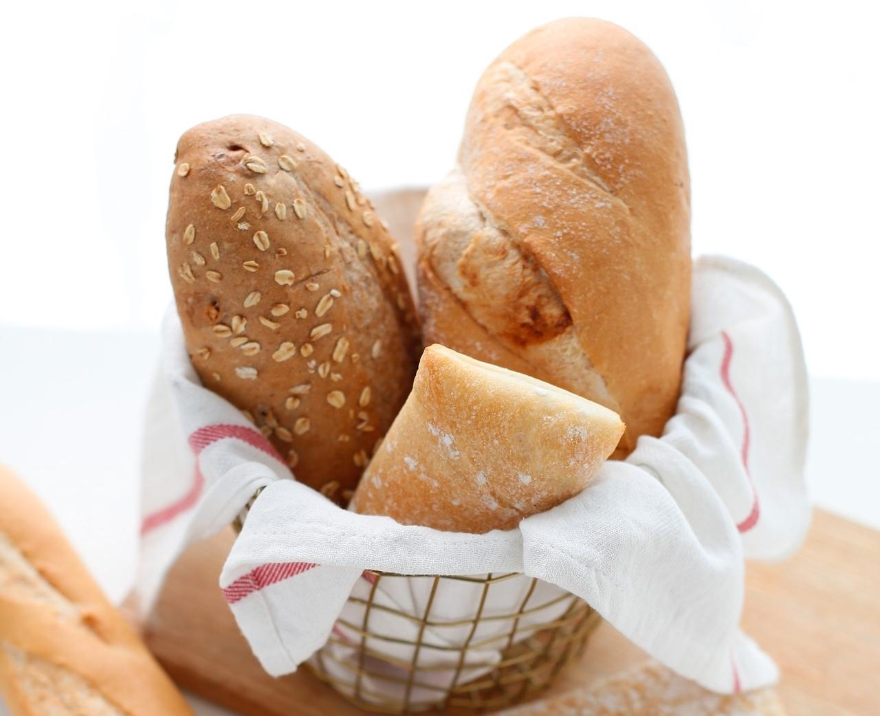 Gluten en pan Cesto con varios tipos de panes