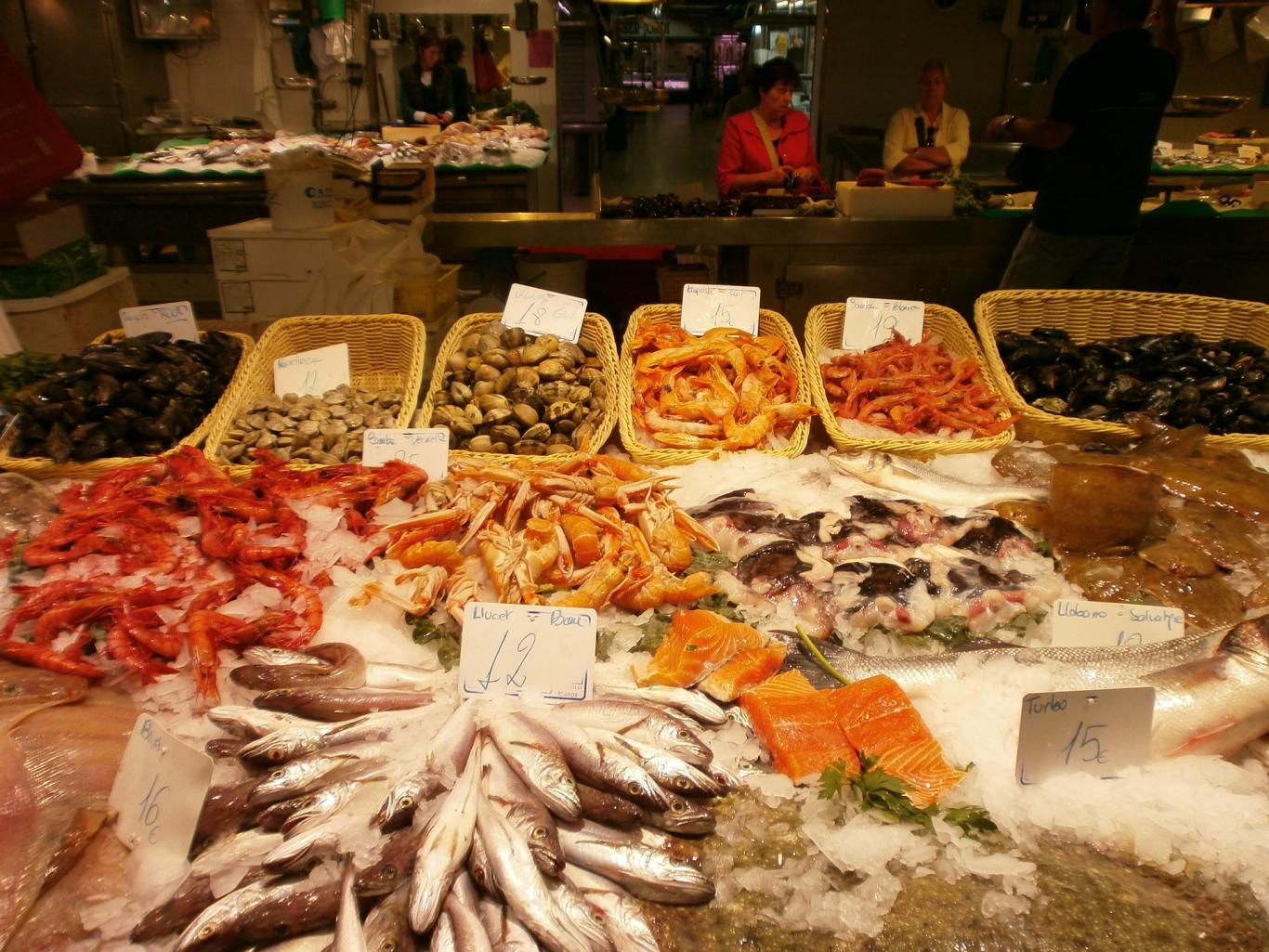 Pescados expuestos para la venta en  una pescadería