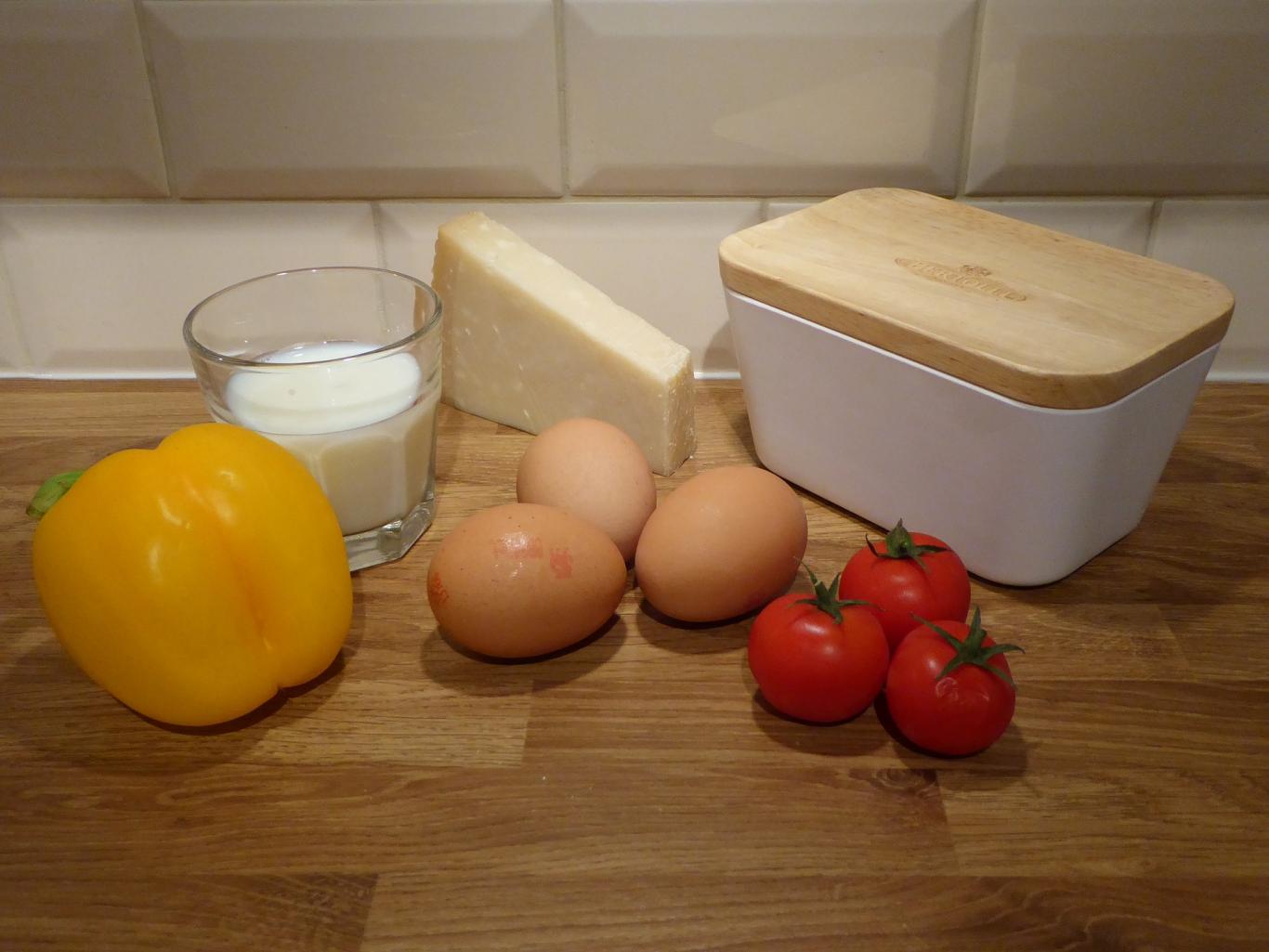 huevos,tomates, leche y queso sobre una mesa