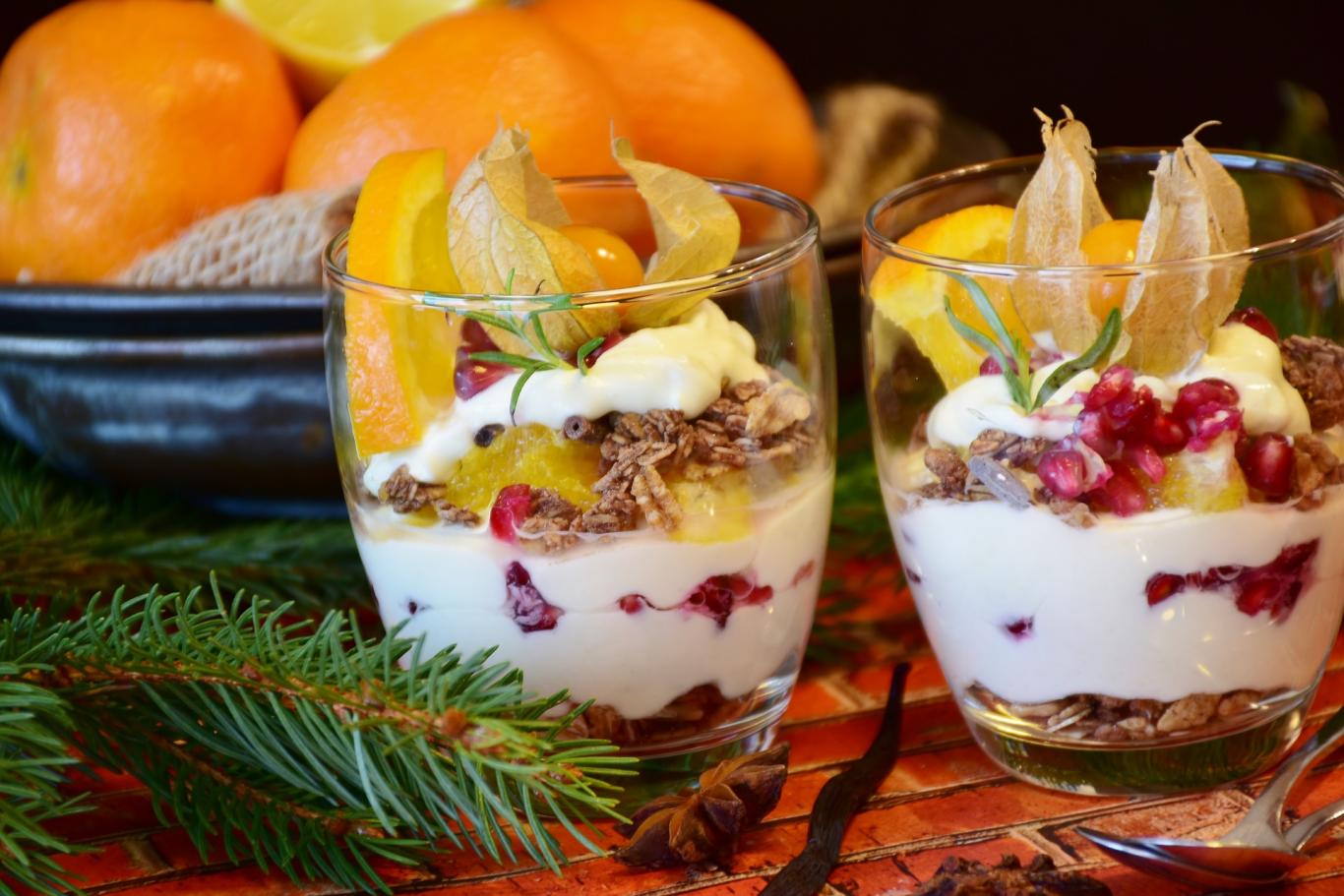 Yogur con fruta y frutos secos Postre con fruta y frutos secos