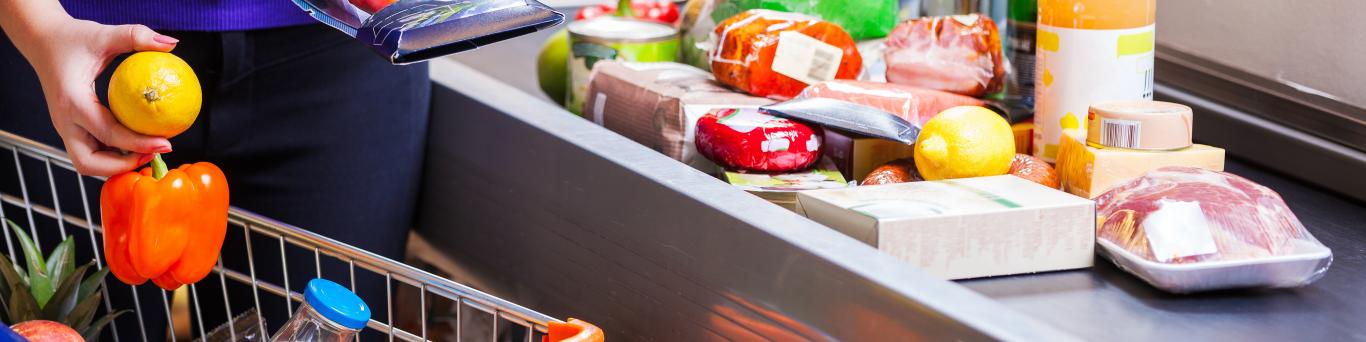 Caja de un supermercado pasando varios alimentos 