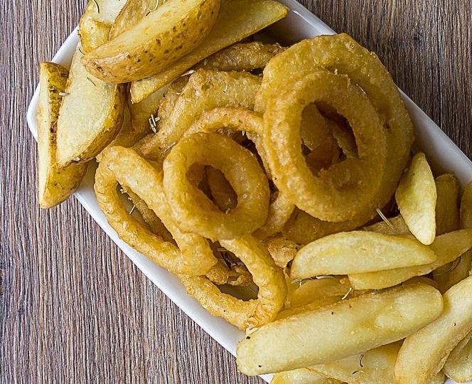 Plato con patatas y aros de cebolla fritos