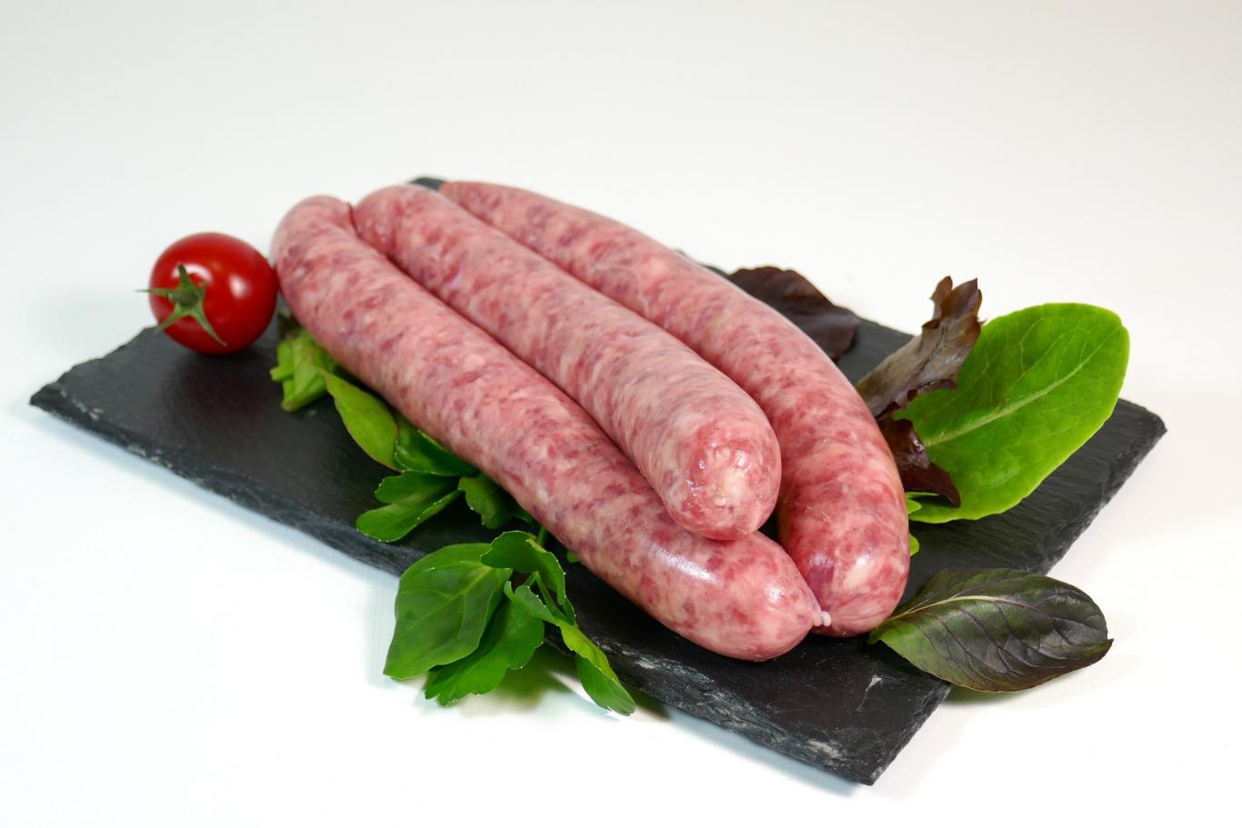 Salchichas crudas de cerdo, dispuestas en un plato