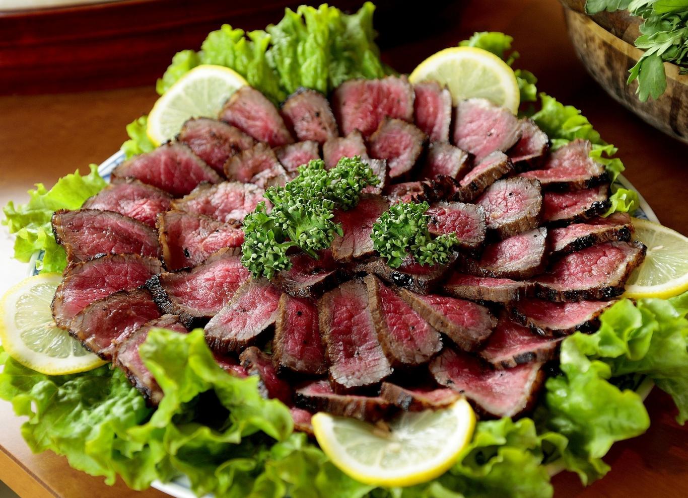 Imagen de unos filetes de carne roja poco hecha para poner en la parrilla