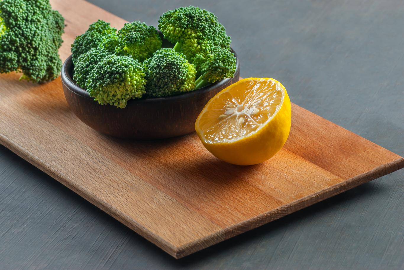 brócoli y medio limón sobre una mesa