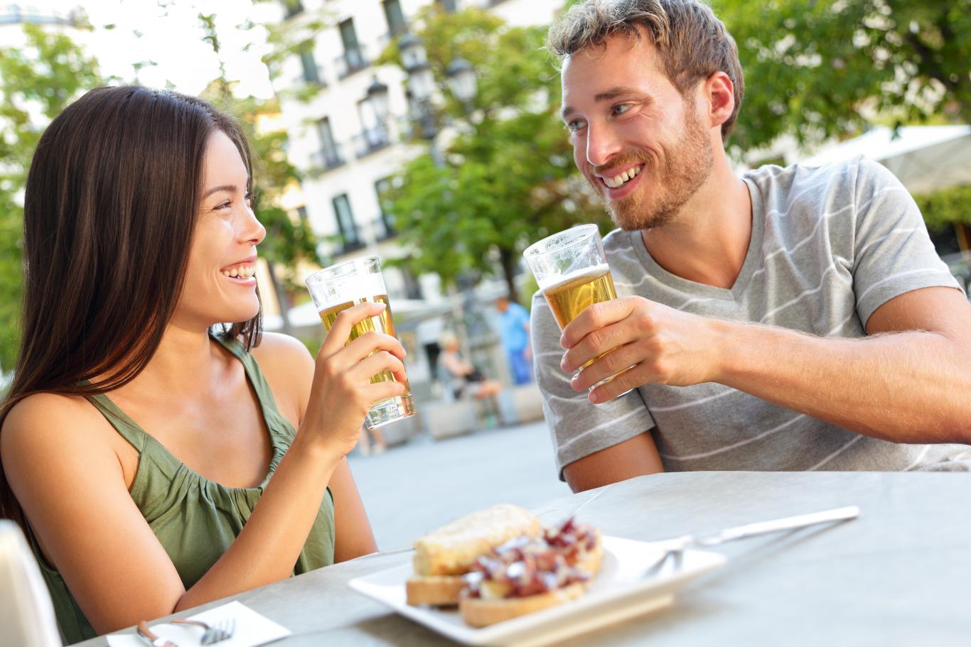 Personas tomando algo en una terraza