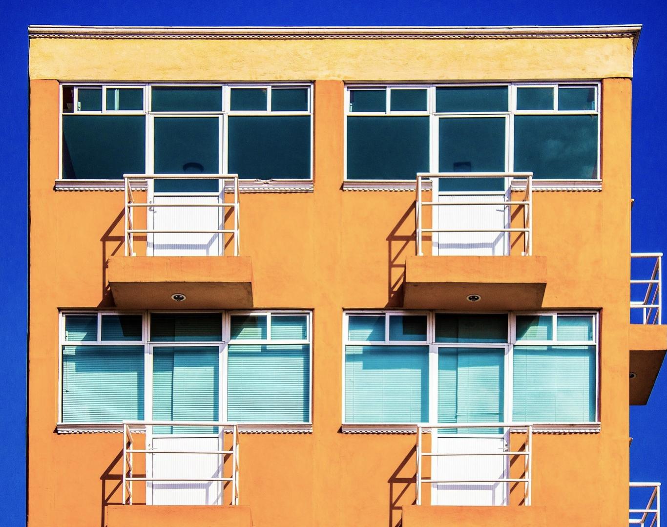 Edificio de viviendas color amarillo