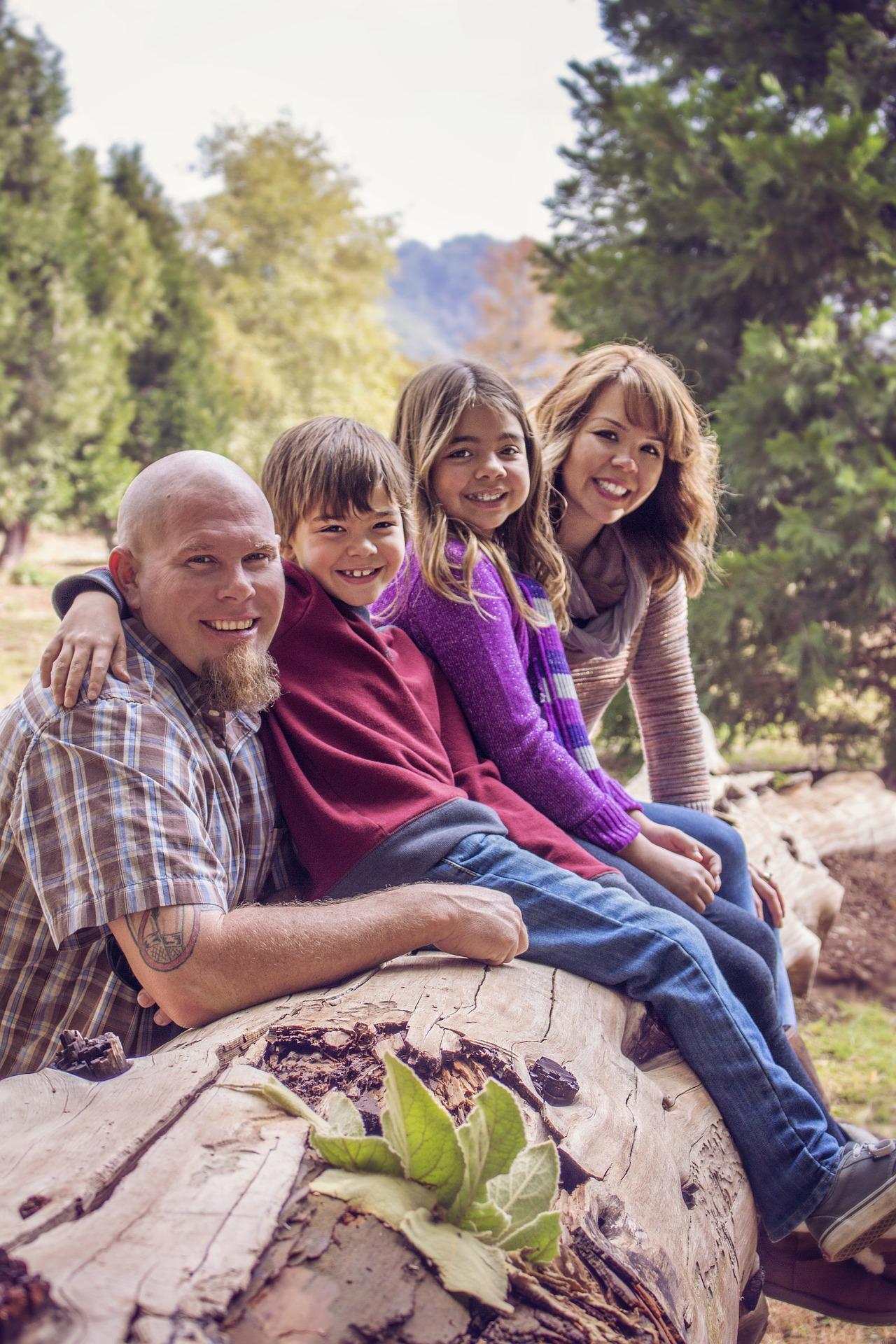 Familia sentada sonriendo