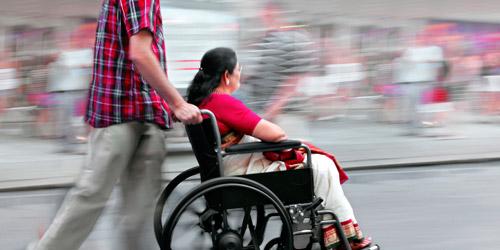 Mujer en silla de ruedas paseando por la calle