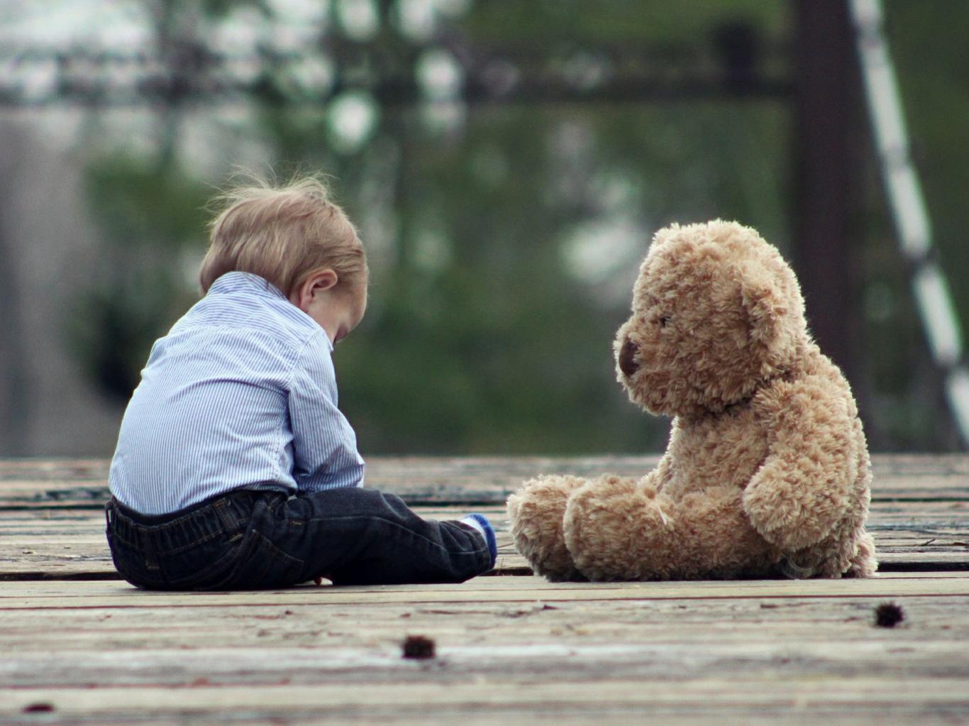 niño con osito