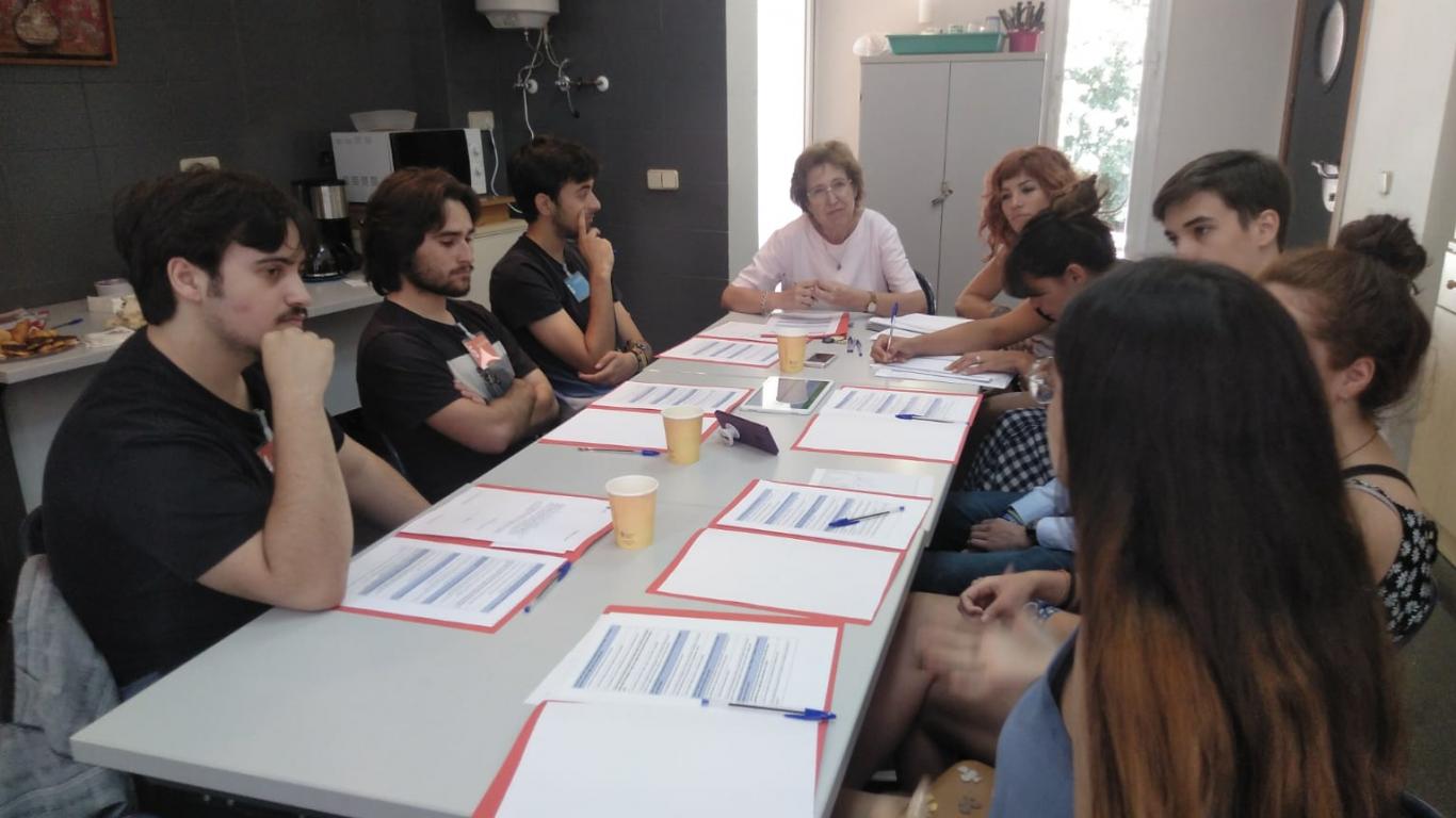 Grupo de jóvenes charlando alrededor de una mesa