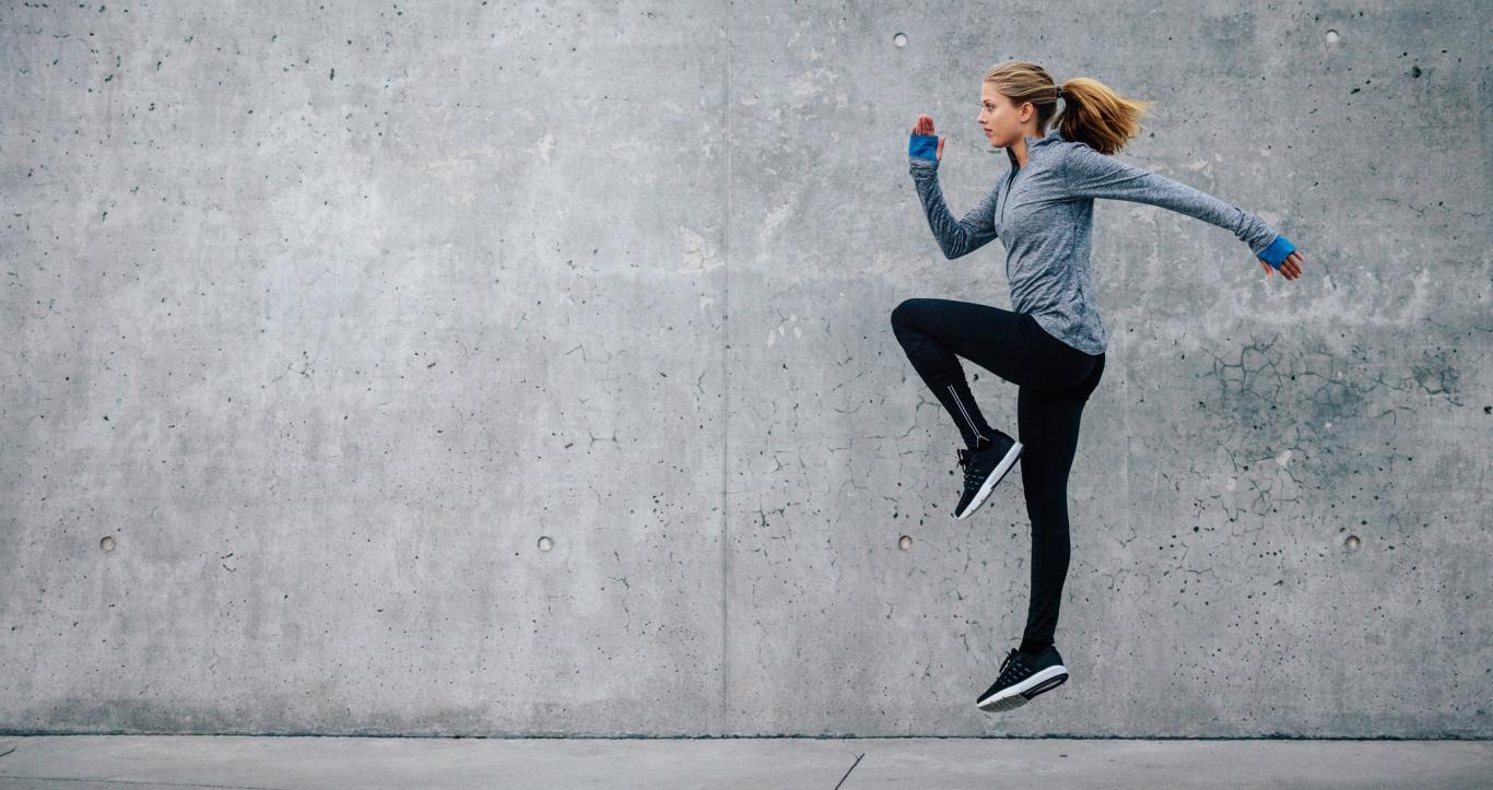 Actividades en instalaciones deportivas Chica saltando con ropa deportiva