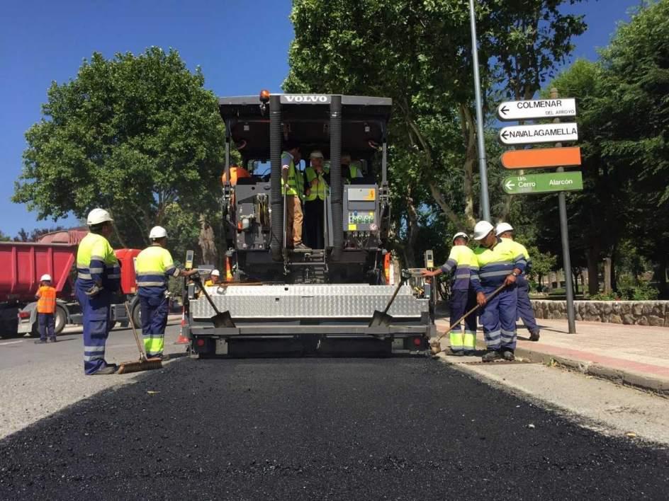 obreros trabajando con maquinaria asfaltando en la M-510