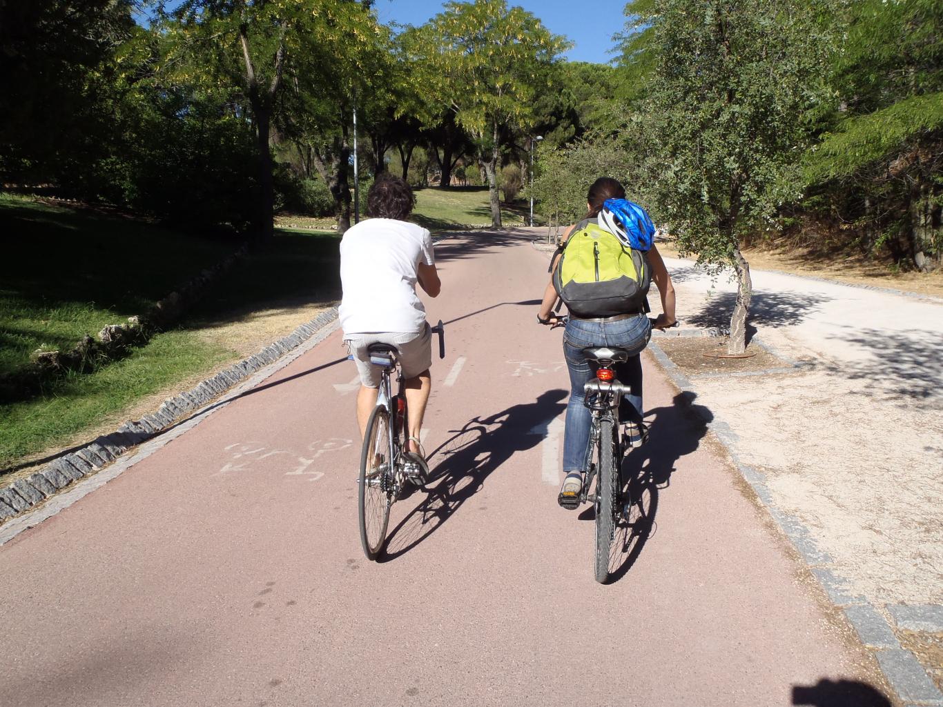 Ciclistas por el carril bici de Dehesa de la Villa