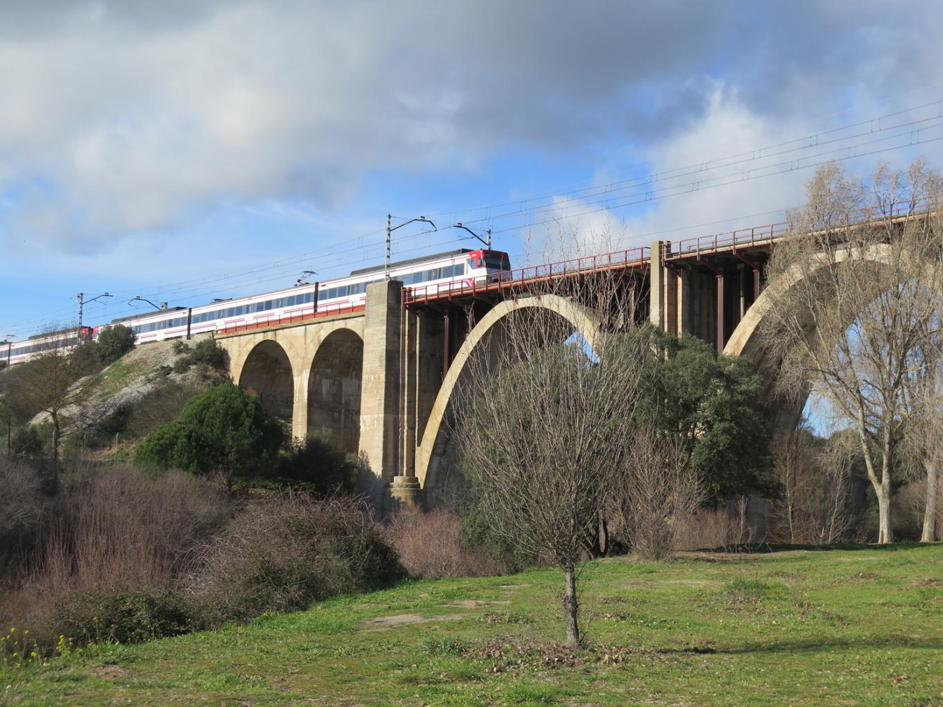 Tren de Cercanías pasando sobre el puente que cruza el monte de El Pardo