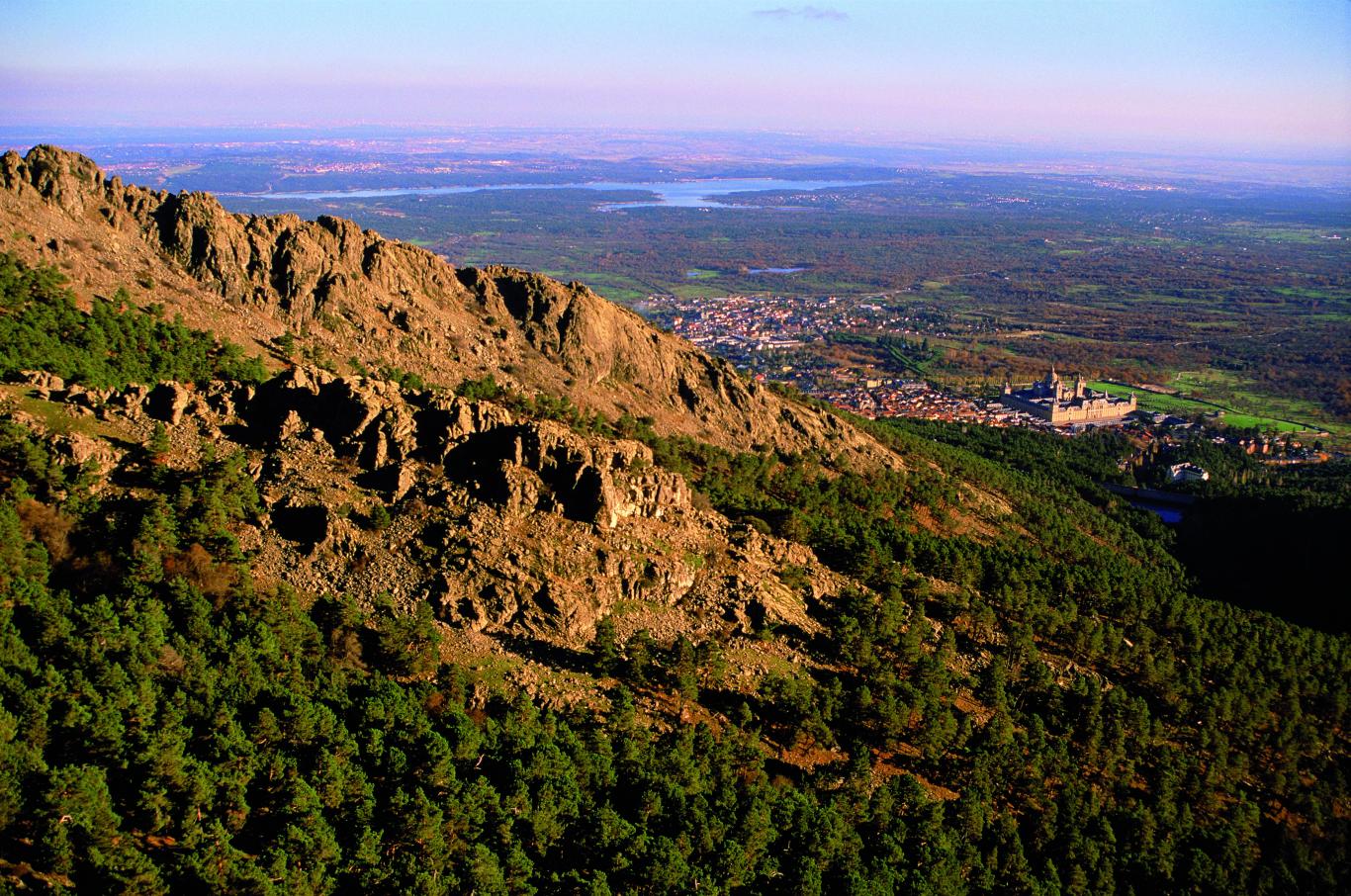 Espacios Naturales Protegidos. Pinar de Abantos y Bosque de la Herrería. Vista de El Escorial