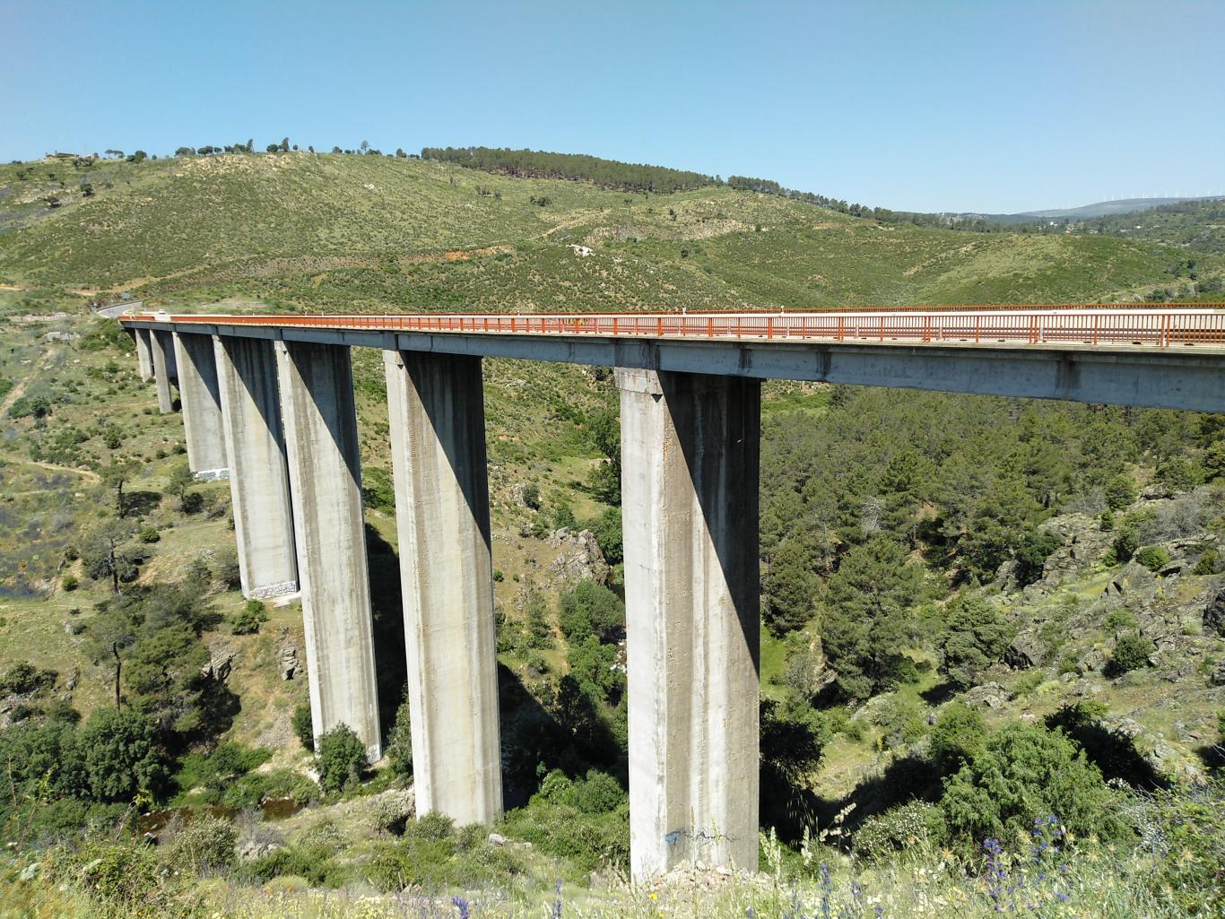 Puente sobre el río Cofio en la M-505