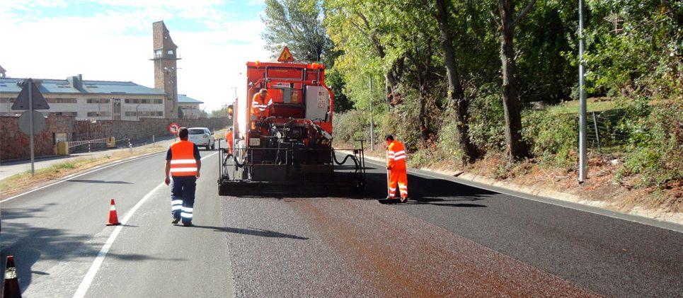 obreros trabajando con maquinaria asfaltando en la M-600