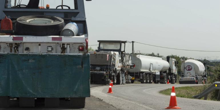 Maquinaria trabajando en carretera