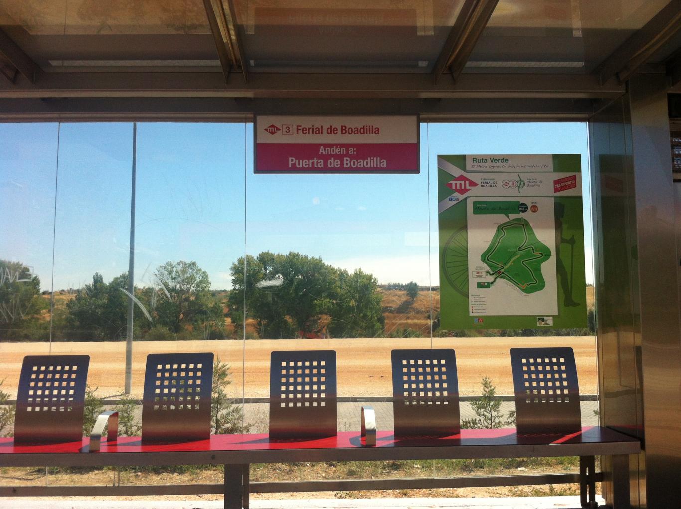 Imagen de la parada de Metro Ligero de Ferial de Boadilla con cartel de la Ruta Verde