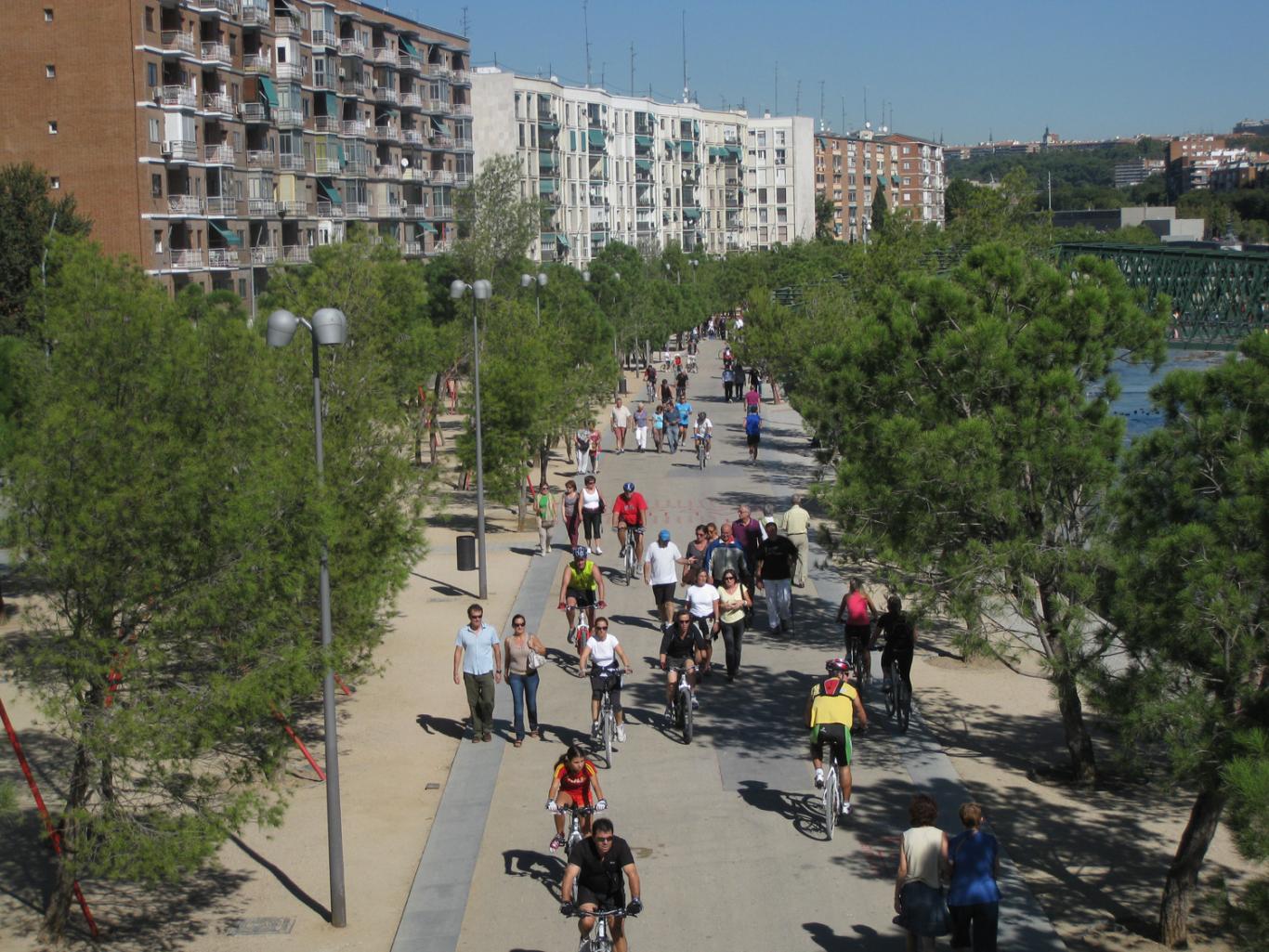 Gente andando y paseando por el parque Madrid Río