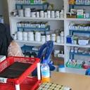 Estanterías con productos farmacéuticos