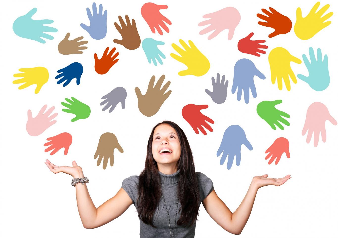 Mujer mirando para arriba que hay muchas manos de colores