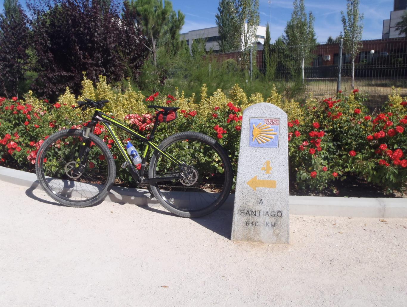 Bicicleta junto a un hito del Camino de Santiago en Colmenar Viejo que indica 640 km a Santiago