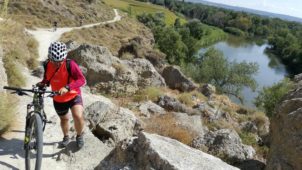 Ciclistas por sendero cercano al río Jarama