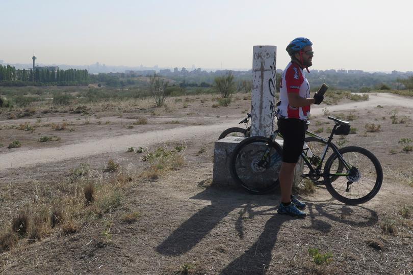 Vértice geodésico cota 700 metros en el entorno de Cuatro Vientos (Madrid)