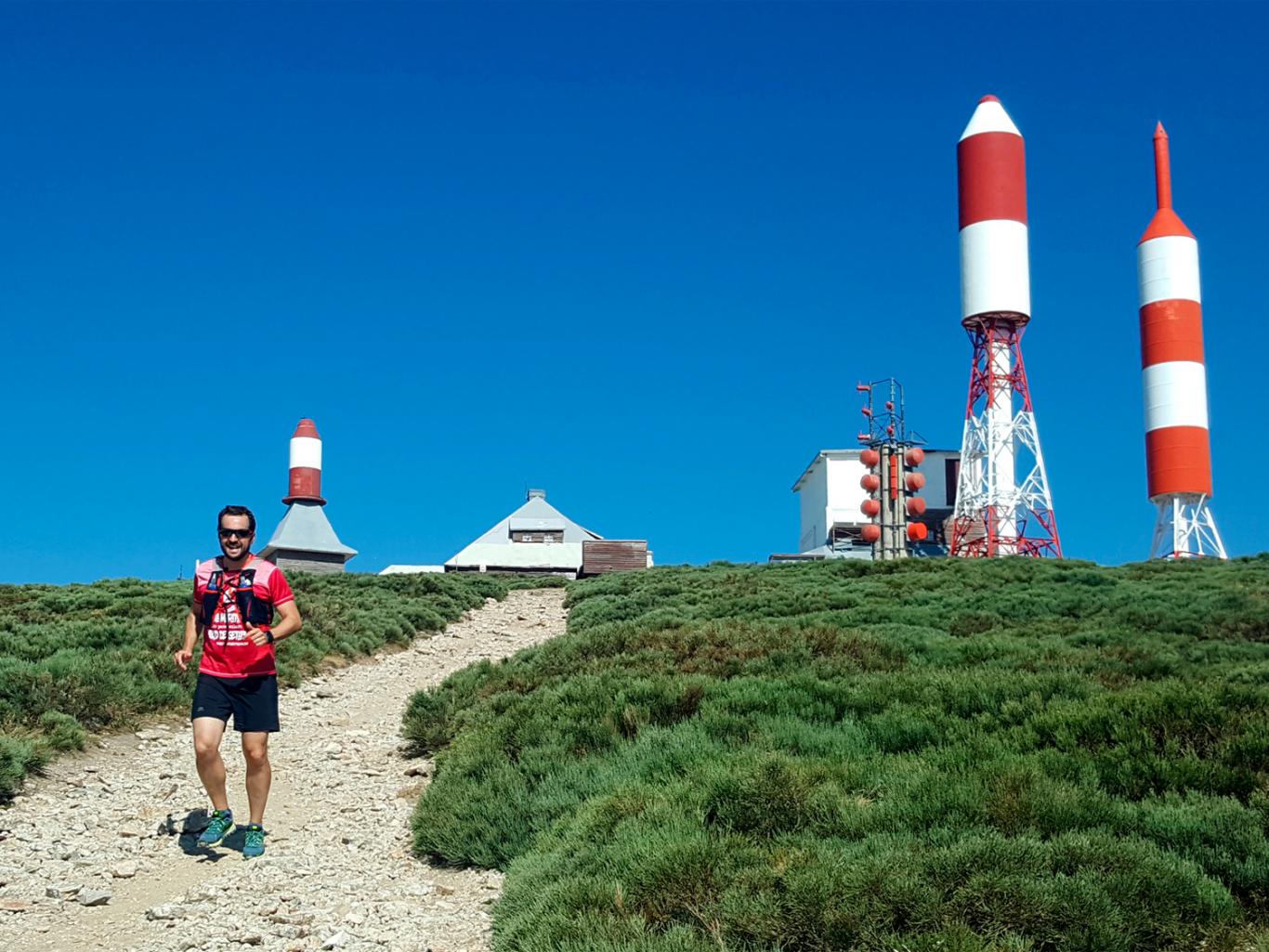 Corredor descendiendo desde el Alto de Guarramillas con la Bola del Mundo al fondo