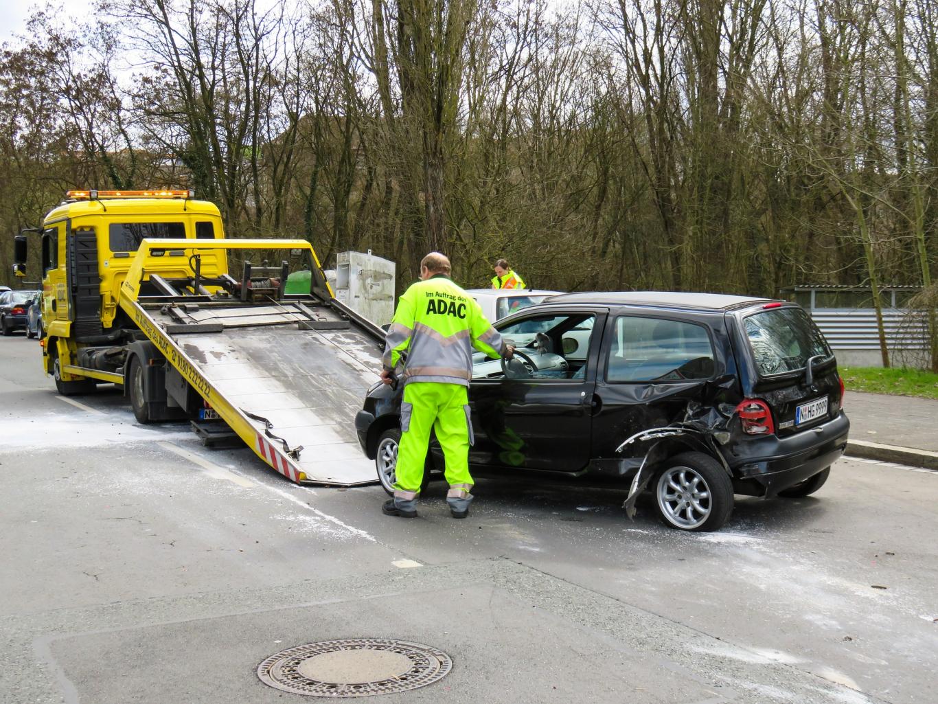 Grúa llevando a un coche