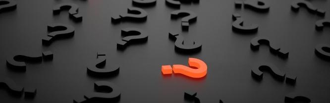 Interrogación naranja sobre fondo negro
