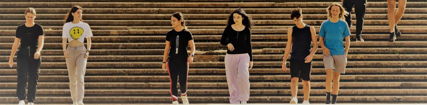 Jóvenes bajando por unas escaleras