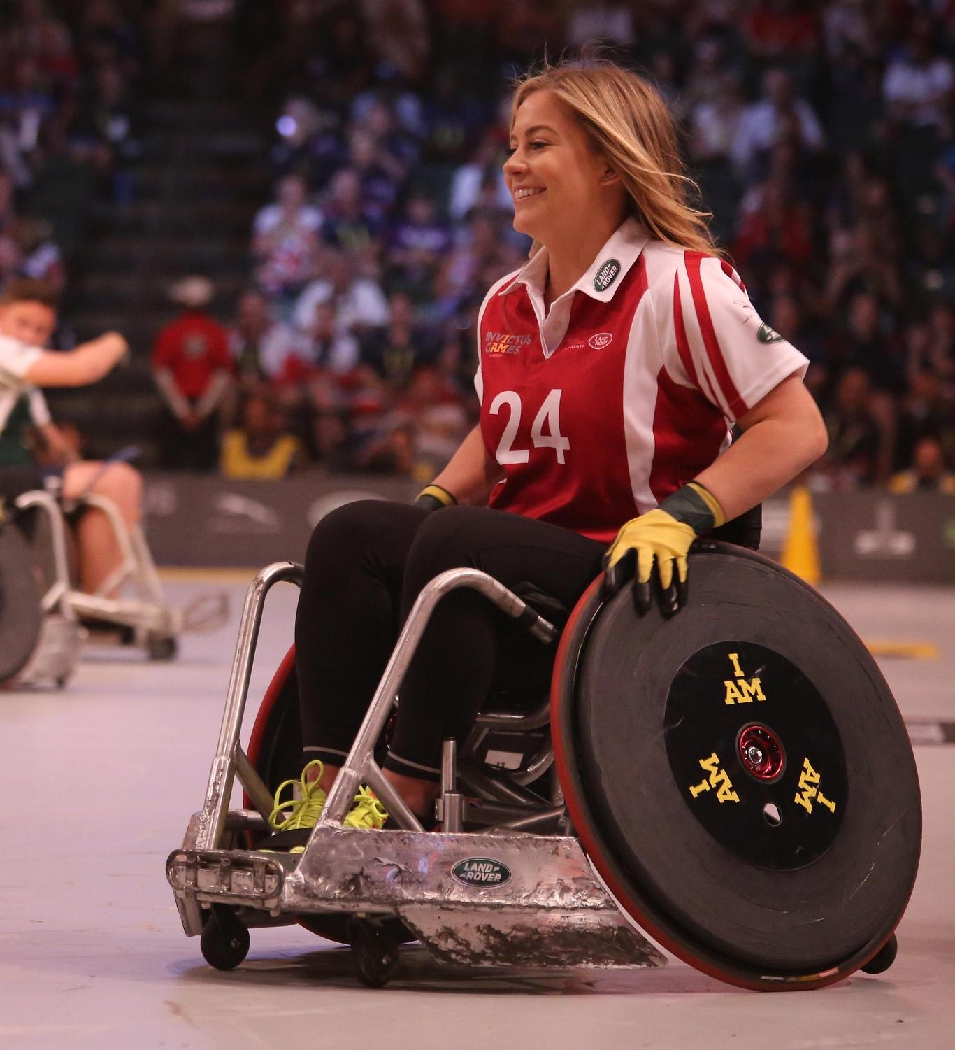 Persona en silla de ruedas haciendo deporte