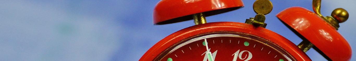 Reloj rojo de agujas