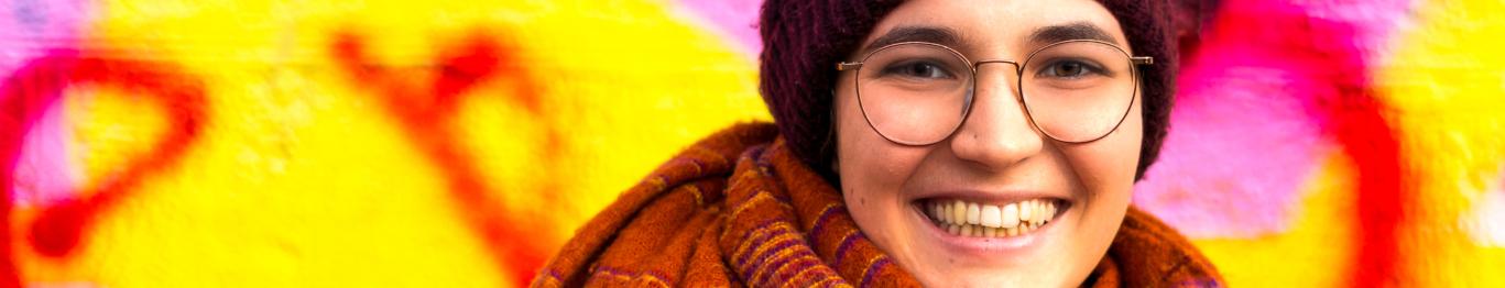 Primer plano de una joven sonriendo