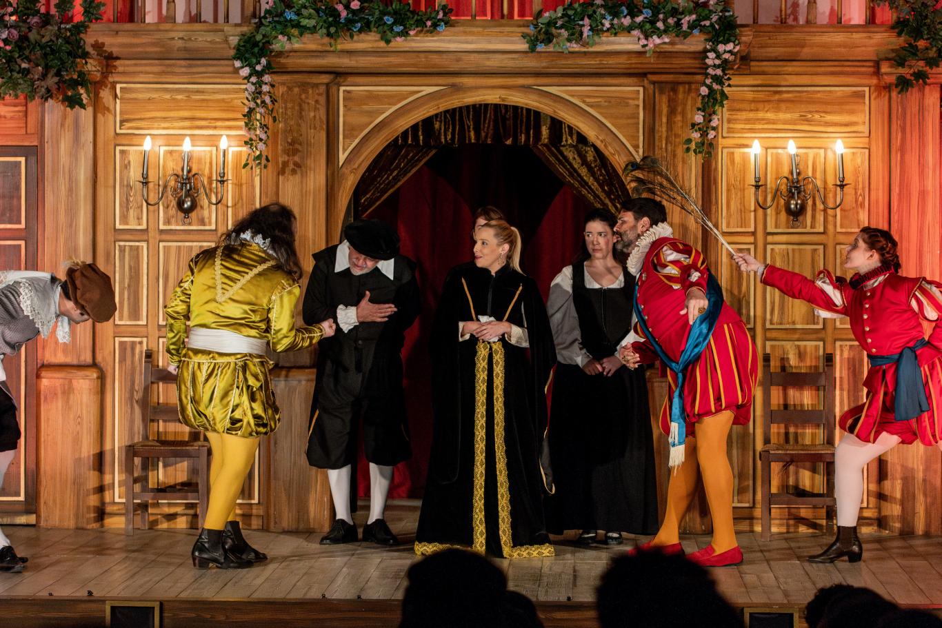 Actores y actrices en un teatro