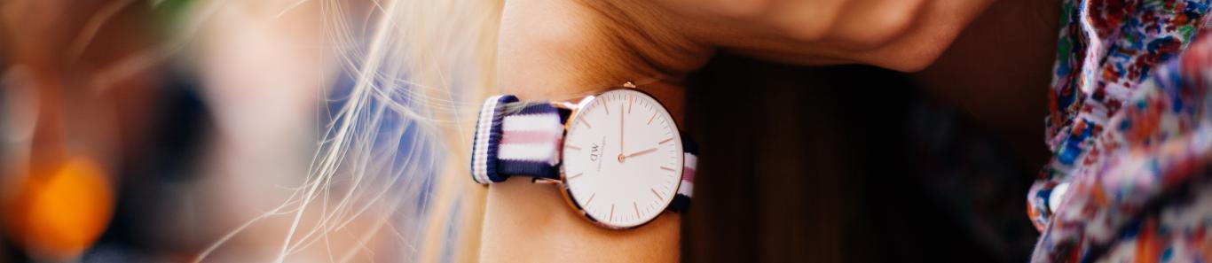 Joven mostrando reloj en la muñeca